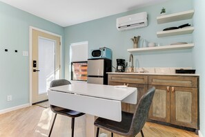 Private kitchen - Cool 1-bedroom studio with AC in vibrant Dallas (Dallas)