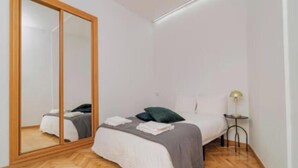 Room - Spacious 3-Bedroom Apartment in the Heart of Madrid (Madrid)
