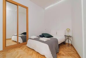 3 Schlafzimmer, Schreibtisch, Bügeleisen/Bügelbrett, kostenloses WLAN