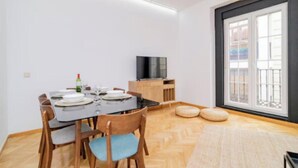 Dining - Spacious 3-Bedroom Apartment in the Heart of Madrid (Madrid)