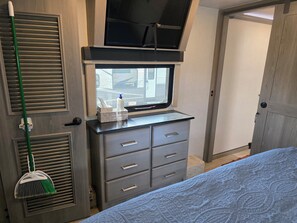 Iron/ironing board, WiFi, bed sheets - Beautiful luxury camper in country setting just 1 mile from town. (Sergeant Bluff)