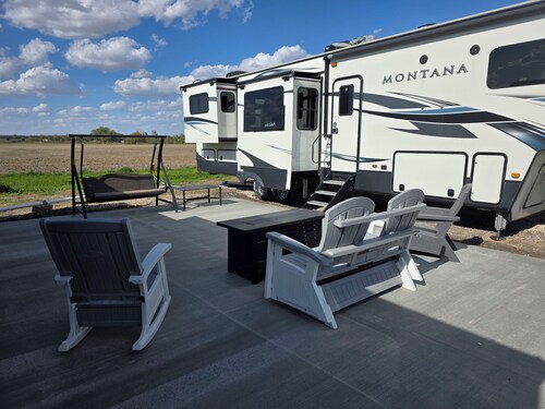 Beautiful luxury camper in country setting just 1 mile from town.