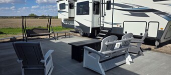 Beautiful luxury camper in country setting just 1 mile from town.
