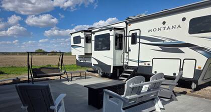 Beautiful luxury camper in country setting just 1 mile from town.
