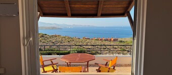 2-bedroom apartment in superb Sounio Sea View spot with AC and comfort