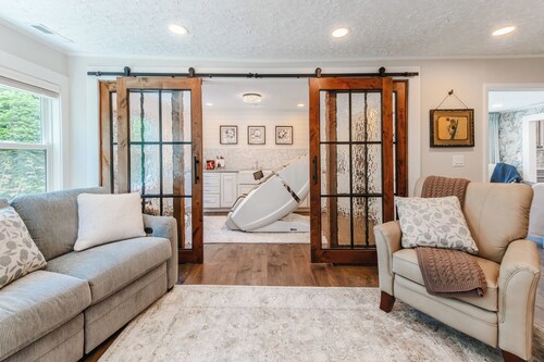 Cozy cottage for two in Linville. Only 5 minutes from the Blue Ridge Parkway!