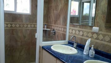 Suite | Bany | Assecador de cabells, tovalloles, sabó i xampú