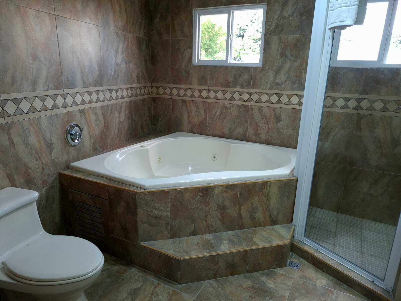 Suite | Badezimmer | Haartrockner, Handtücher, Seife, Shampoo