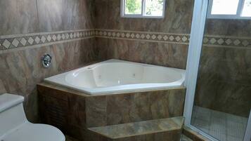 Suite | Badezimmer | Haartrockner, Handtücher, Seife, Shampoo
