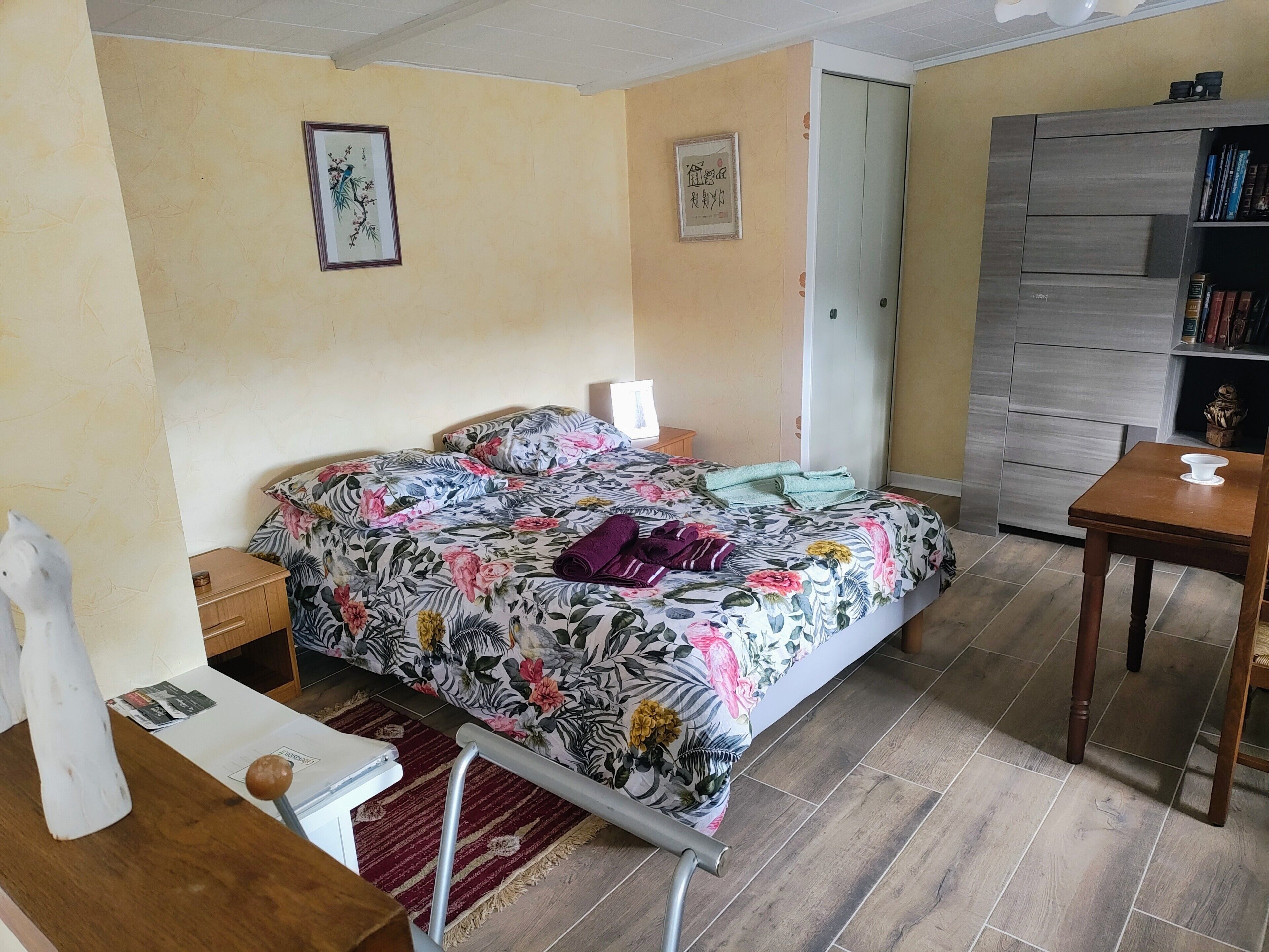 Tabla de planchar con plancha, wifi y ropa de cama 