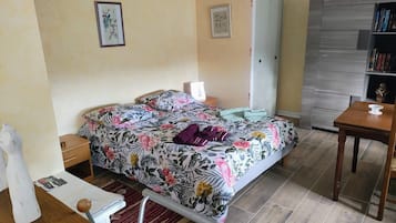 Tabla de planchar con plancha, wifi y ropa de cama