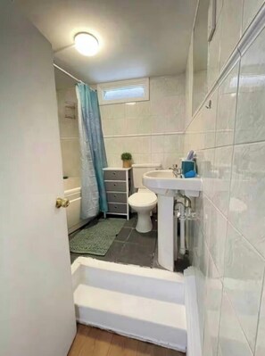 Hårføner, håndklær, såpe og toalettpapir
