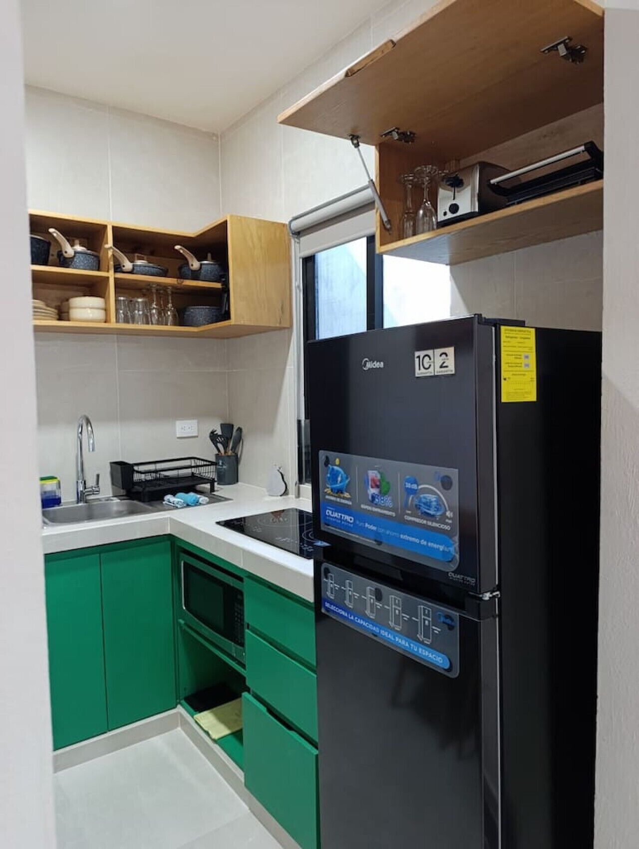 Frigorífico, microondas, placa de cocina y cafetera o tetera