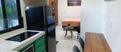 冷蔵庫、電子レンジ、コンロ、コーヒー / ティーメーカー
