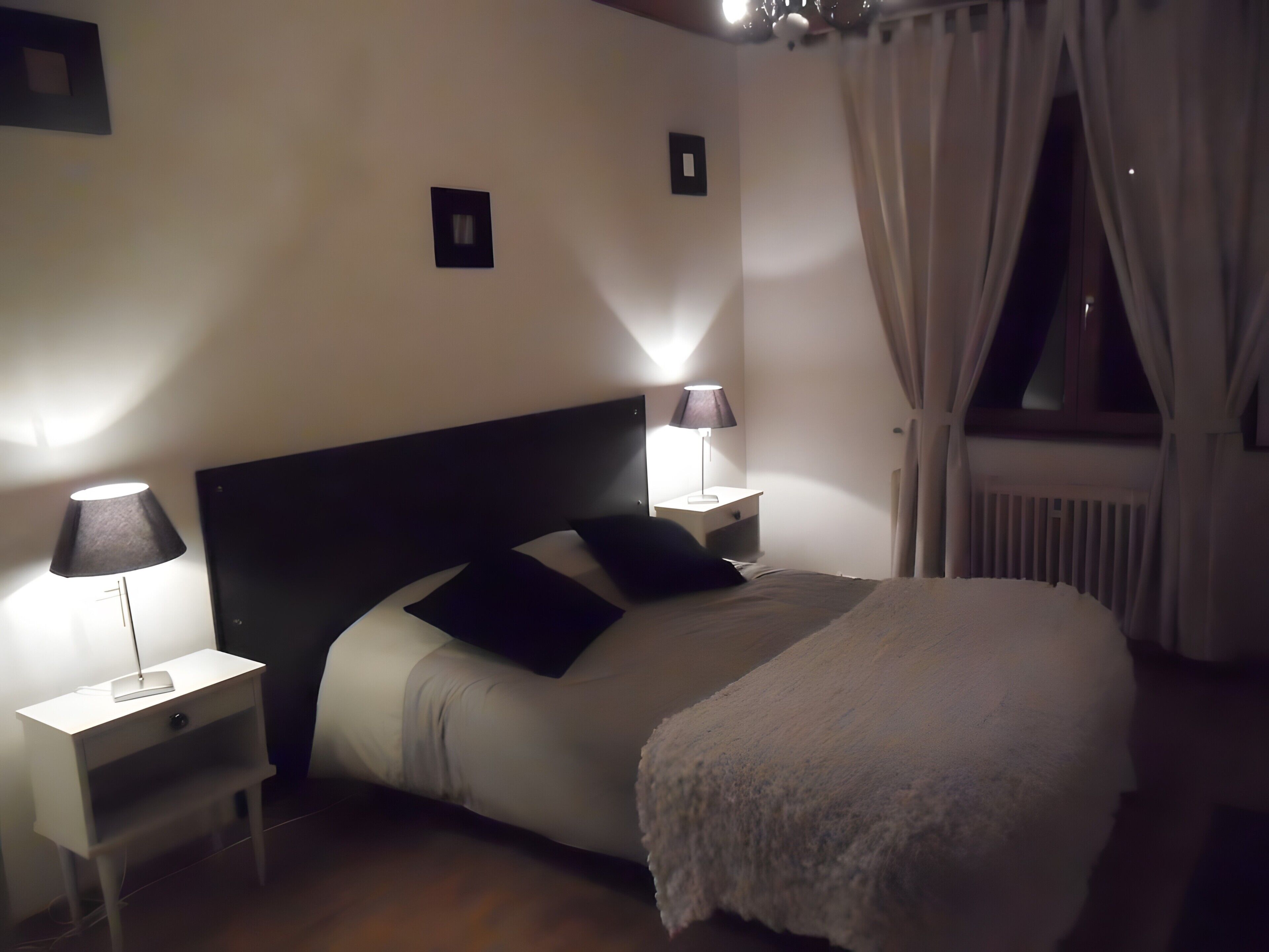 Tabla de planchar con plancha, wifi y ropa de cama 