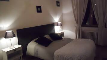 Tabla de planchar con plancha, wifi y ropa de cama