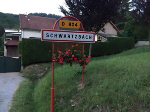 Vejskilte med 'SCHWARTZBACH' og 'D 804', der angiver en placering.