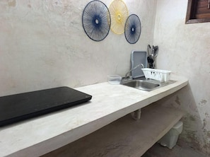 A kitchen with a countertop, sink, and three wall-mounted umbrellas. - Disfruta Chicxulub/2 Recamaras/4 personas (Chicxulub)