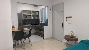 Desk, iron/ironing board, WiFi, bed sheets