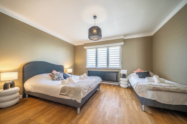 Iron/ironing board, WiFi, bed sheets - La Maison Royale - Terrace and garden - sleeps 9 (Haguenau)