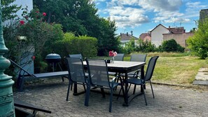 Outdoor dining - La Maison Royale - Terrace and garden - sleeps 9 (Haguenau)