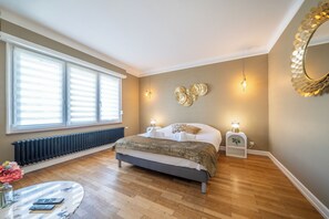 Iron/ironing board, WiFi, bed sheets - La Maison Royale - Terrace and garden - sleeps 9 (Haguenau)