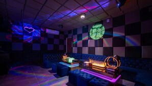 Une pièce avec un mur à carreaux, un panneau lumineux et une projection en forme de cœur.
