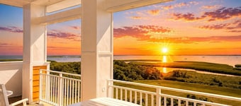 New! Oceanfront Penthouse/ 2 Decks/ Pool/Beach/Gym