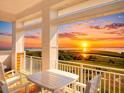 New! Oceanfront Penthouse/ 2 Decks/ Pool/Beach/Gym