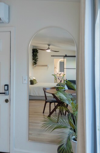 Modern Private Guesthouse with Patio near Universal+Downtown+Airport in Orlando