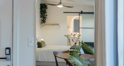 Modern Private Guesthouse with Patio near Universal+Downtown+Airport in Orlando