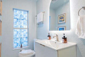 Douche, sèche-cheveux, serviettes fournies, savon