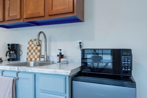 Réfrigérateur, micro-ondes, plaque de cuisson, cafetière/bouilloire