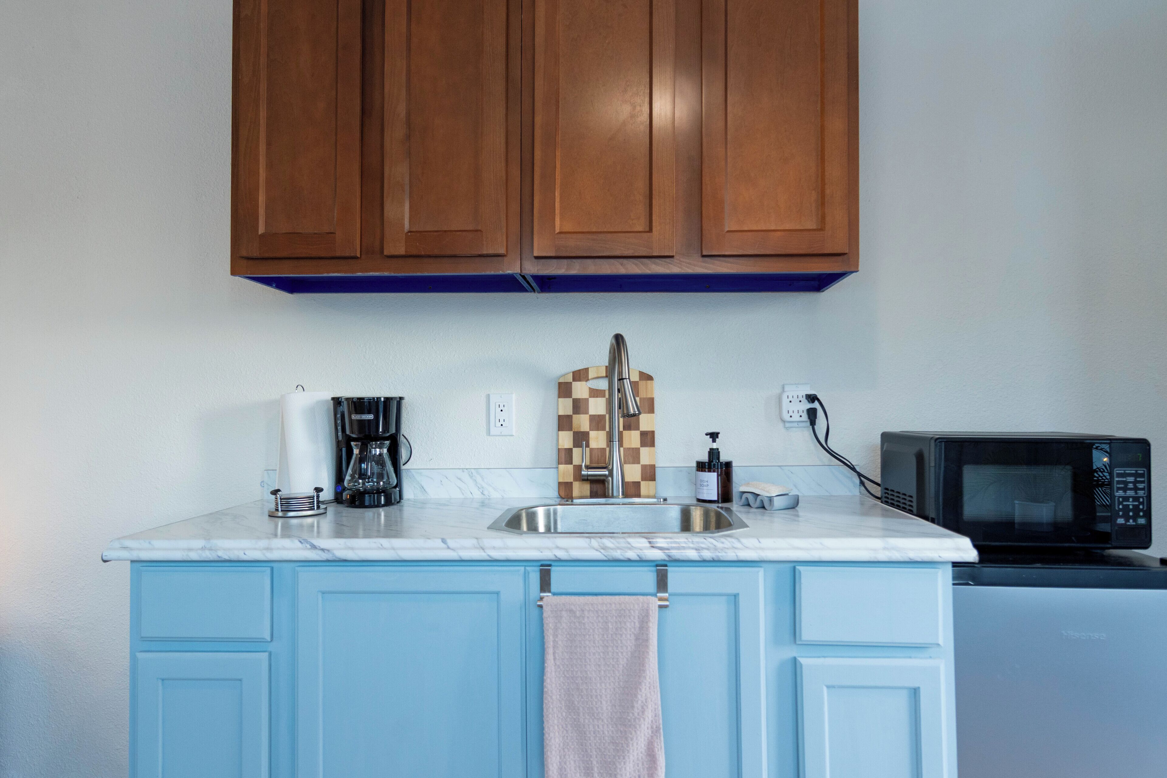 Réfrigérateur, micro-ondes, plaque de cuisson, cafetière/bouilloire