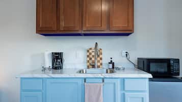 Réfrigérateur, micro-ondes, plaque de cuisson, cafetière/bouilloire