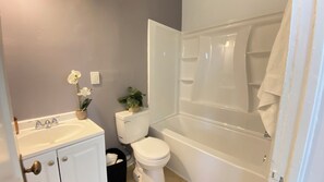 Ein Badezimmer mit Toilette, Waschbecken und Badewanne.