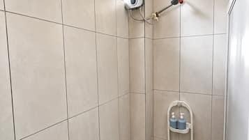 Secador de pelo, toallas, jabón y papel higiénico