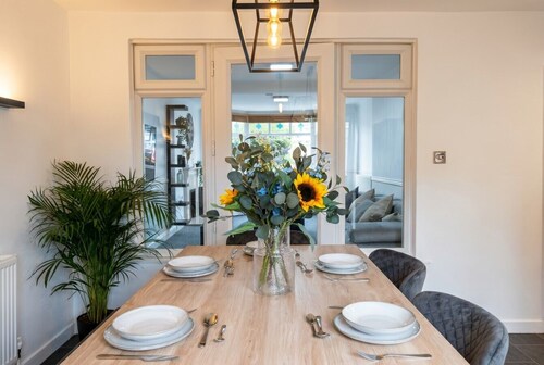 Pool Table & Free Parking · 4-Bed Home Sleeps 8 · Cowley, Oxford