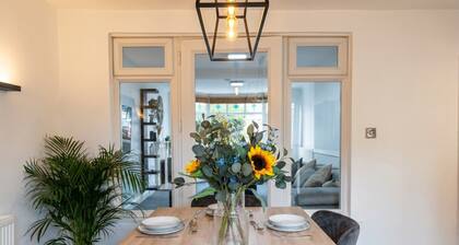 Pool Table & Free Parking · 4-Bed Home Sleeps 8 · Cowley, Oxford