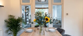 Pool Table & Free Parking · 4-Bed Home Sleeps 8 · Cowley, Oxford