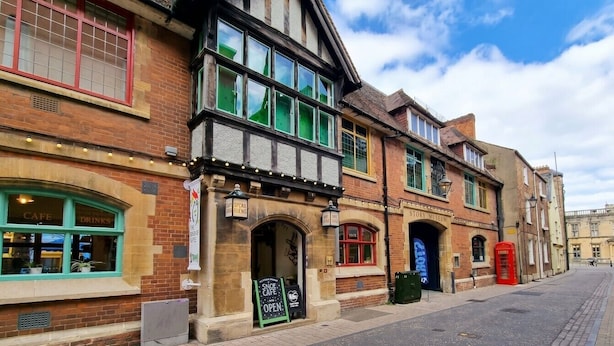 A street with historic buildings, including a cafe and a museum. - 4-Bed Headington Home · Sleeps 8 with Parking · Walk to JR Hospital (Headington)