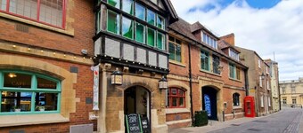 4-Bed Headington Home · Sleeps 8 with Parking · Walk to JR Hospital