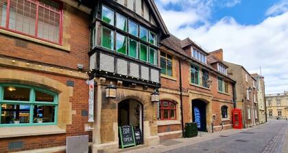 4-Bed Headington Home · Sleeps 8 with Parking · Walk to JR Hospital
