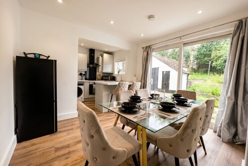Free Parking 3-Bed House · Sleeps 6 · Botley, West Oxford