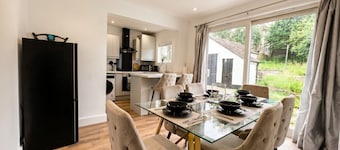 Free Parking 3-Bed House · Sleeps 6 · Botley, West Oxford