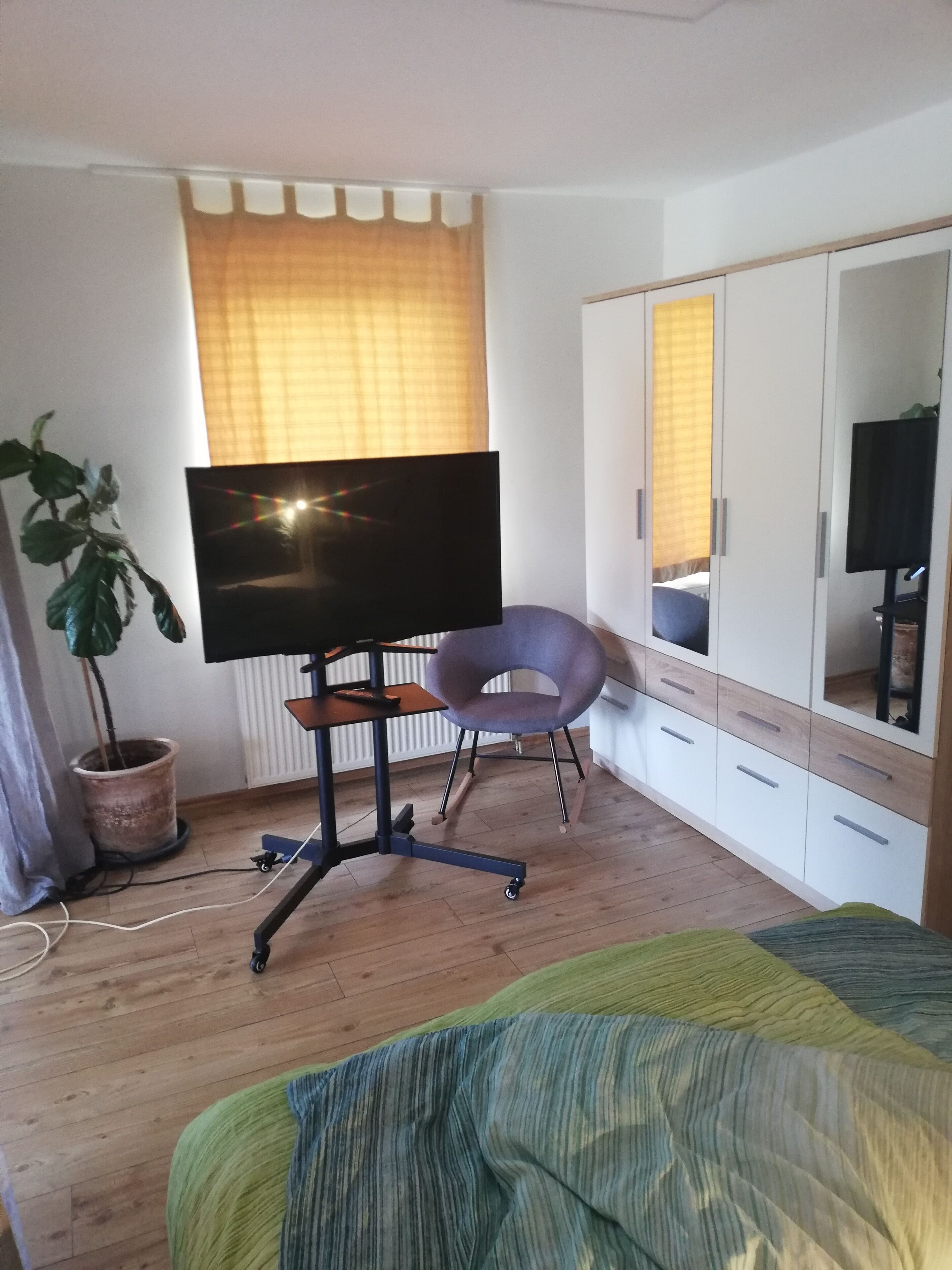 2 bedrooms, iron/ironing board, internet, bed sheets