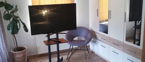 2 bedrooms, iron/ironing board, internet, bed sheets