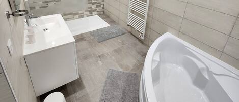 Shower, hair dryer, towels