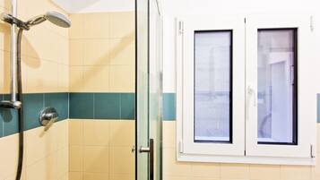 Douche, serviettes fournies