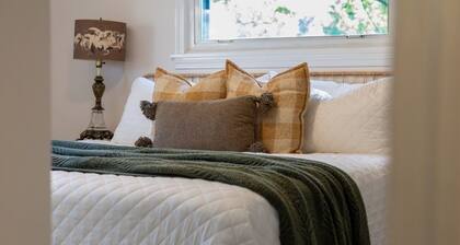 The Cedar Nest- 1941 Ranch w/ Vintage Charm